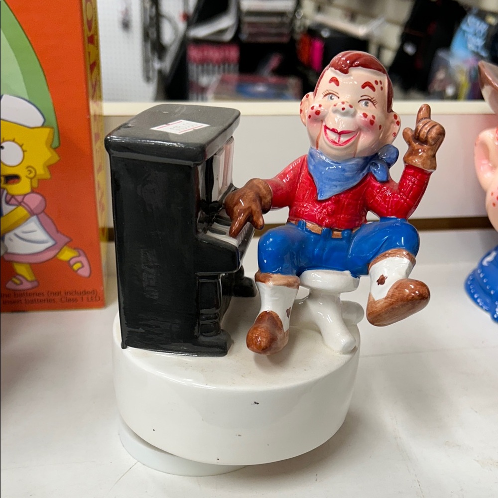 Howdy Doody Figurine with Piano Music Box - Works & plays music - Picture 5 of 5